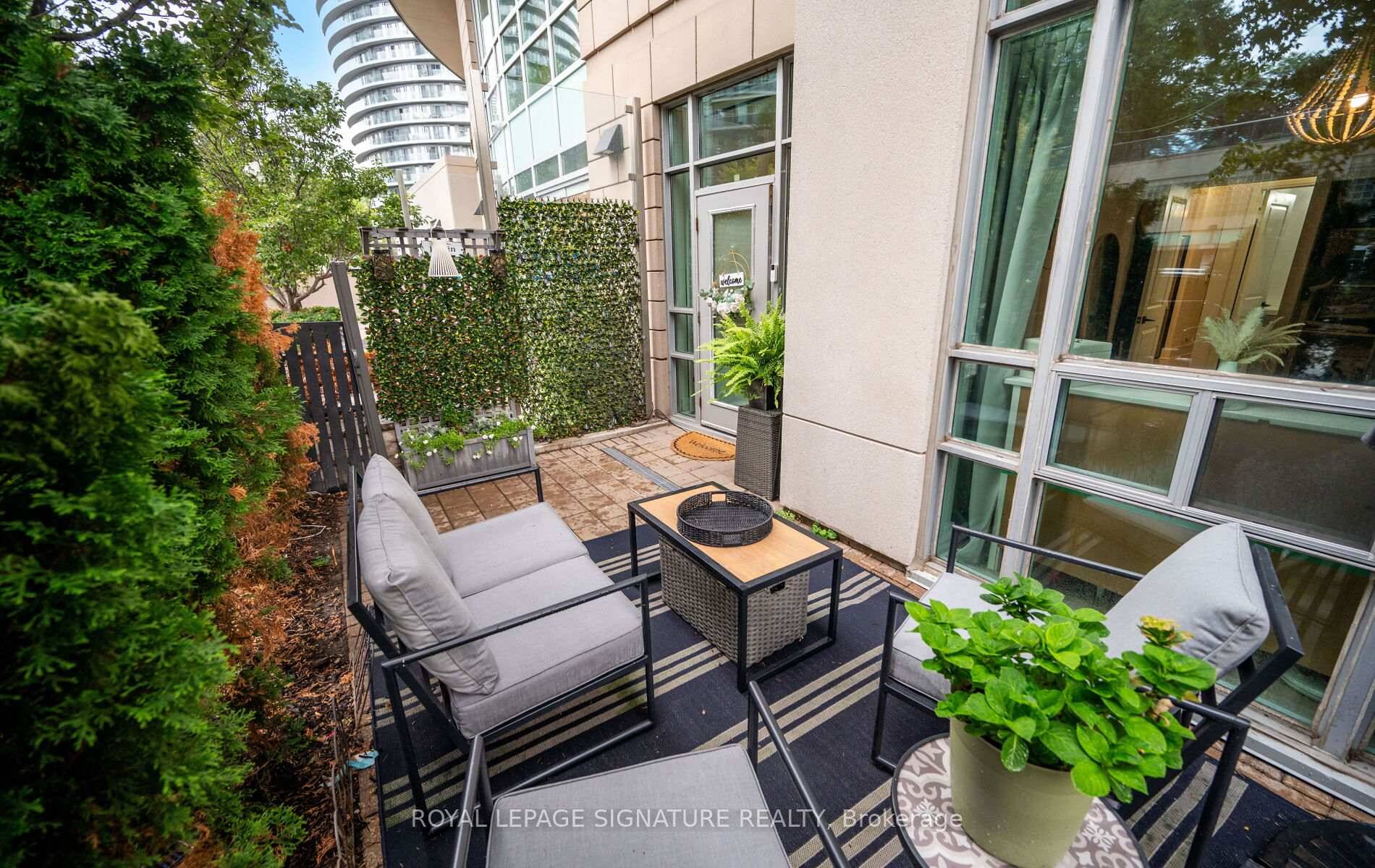 Step into this beautifully upgraded 1 bedroom plus den condo located in the heart of Mississauga.