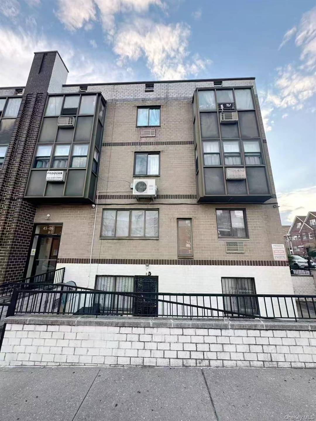 Top Floor Condo in Prime Elmhurst Location Welcome to this sun drenched 2 bedroom, 1.