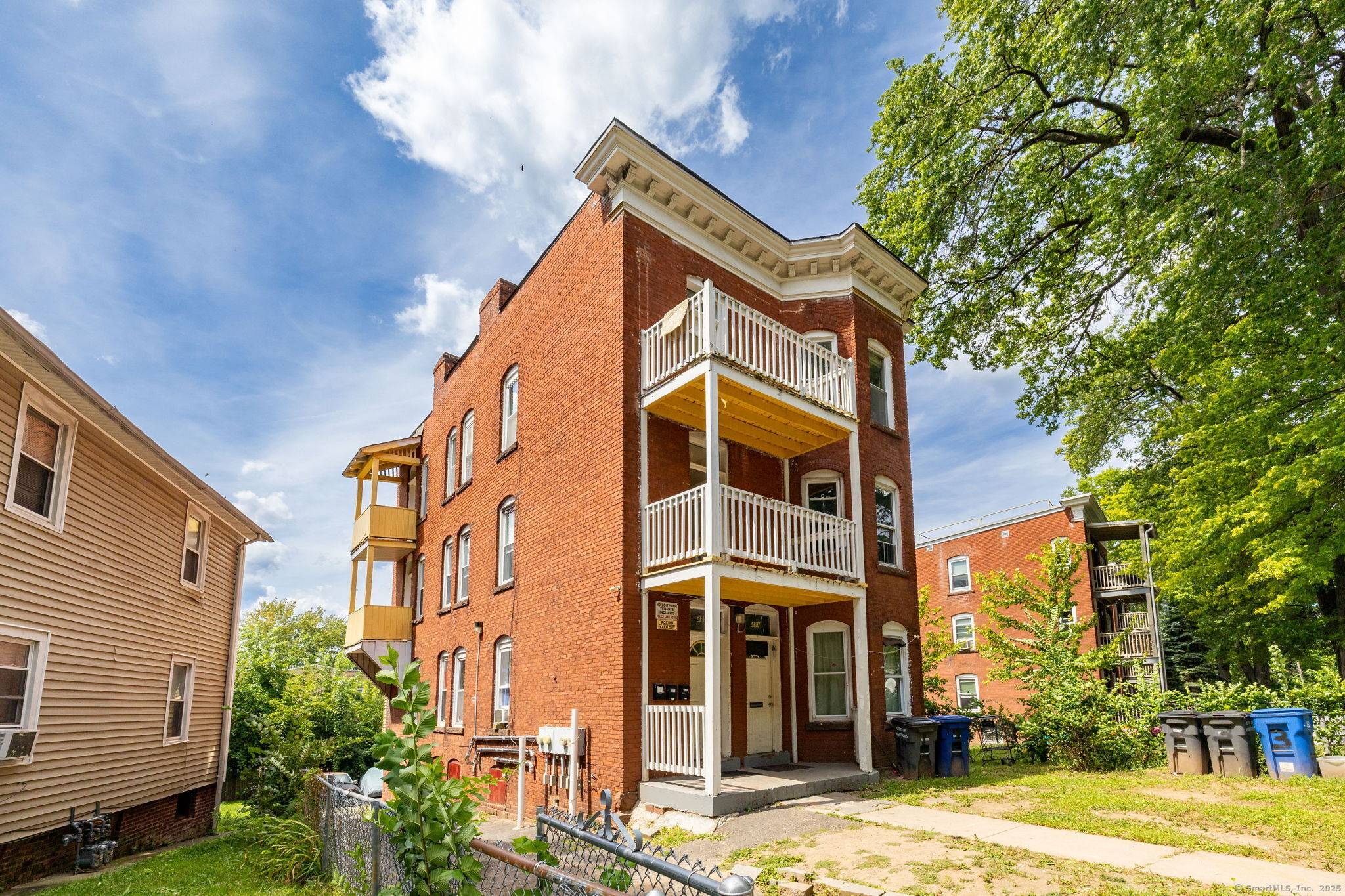With close proximity downtown Hartford, major highways, bus lines, Bushnell Park and right across the street from Trinity College, we present 429 Summit St.