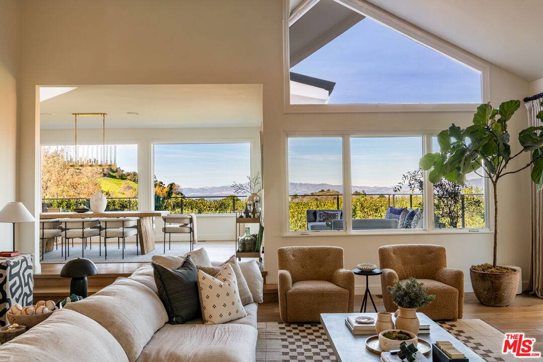 12047   Summit Cir 5BR Beverly Hills Post Office | B.H.P.O. La