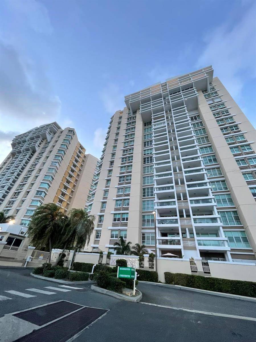 Modern Two Story Penthouse in Mirador del Parque Hato Rey Step into elevated living in this 3 bedroom, 3.