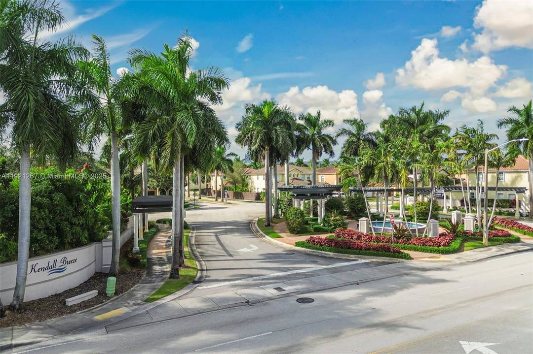 Beautifully remodeled Toledo model townhome located in the prestigious Kendall Breeze community.