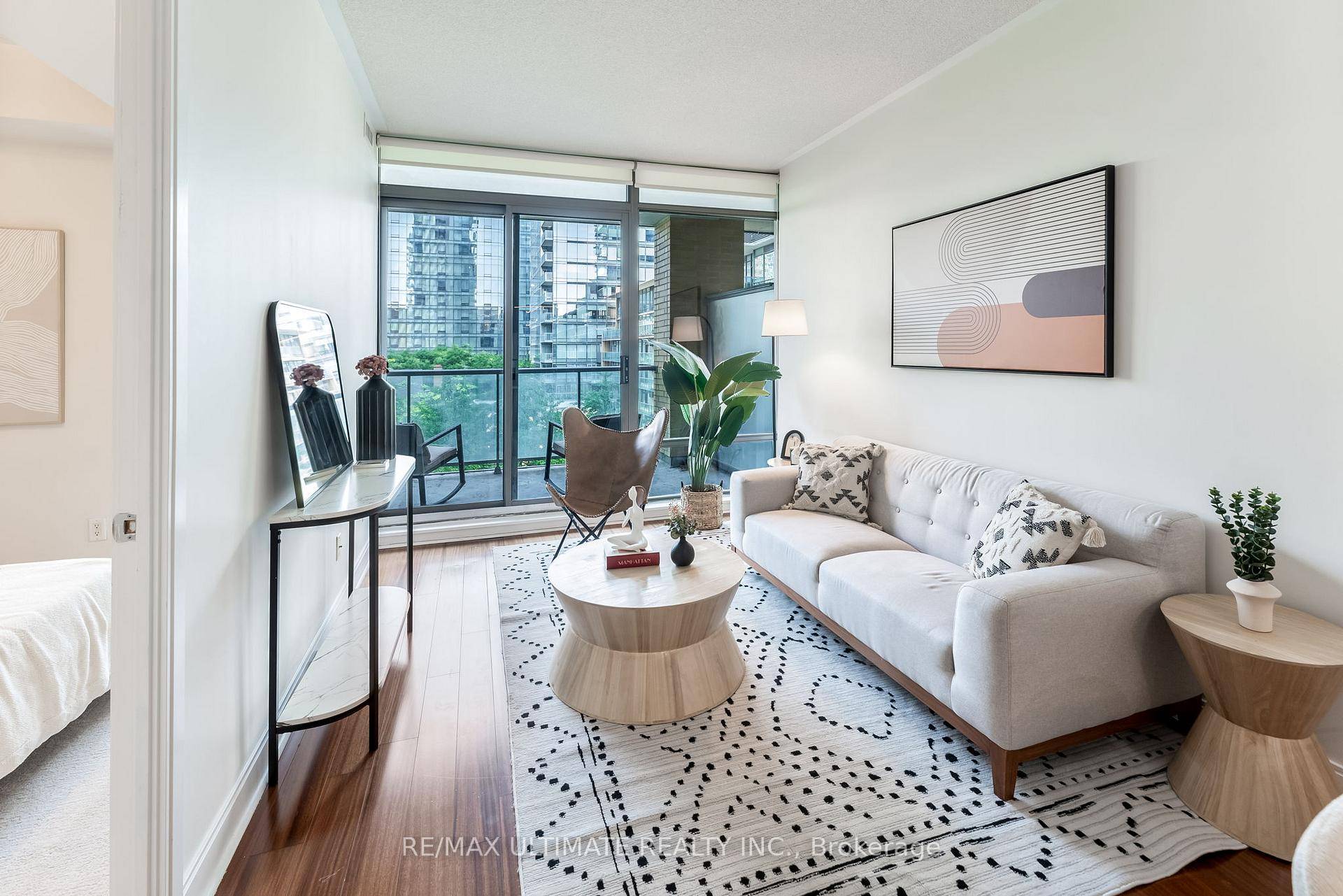 Welcome to 18 Yorkville Ave !