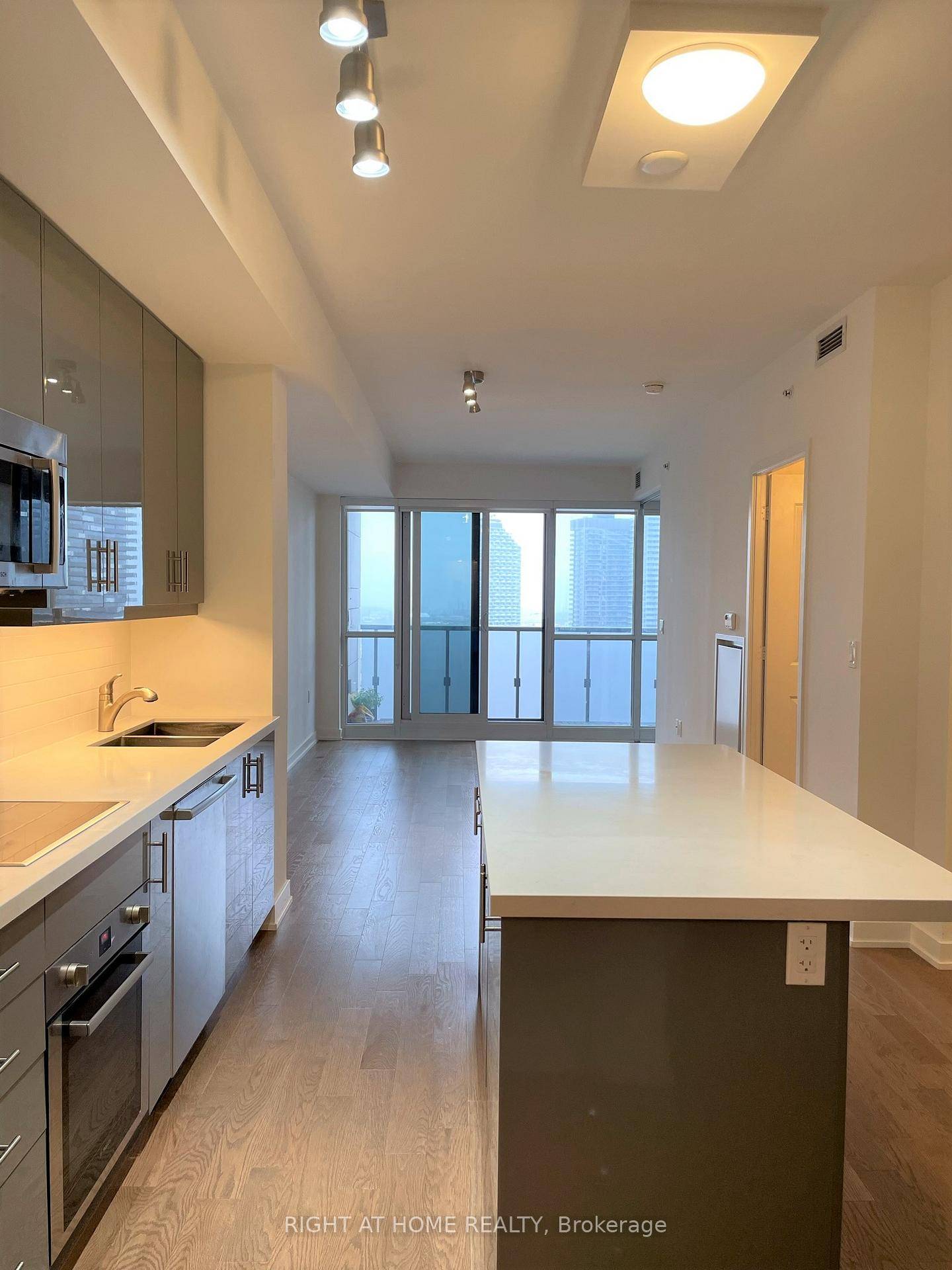 Premium and upscale condo located in the heart of the city CONNECTED to the PATH !