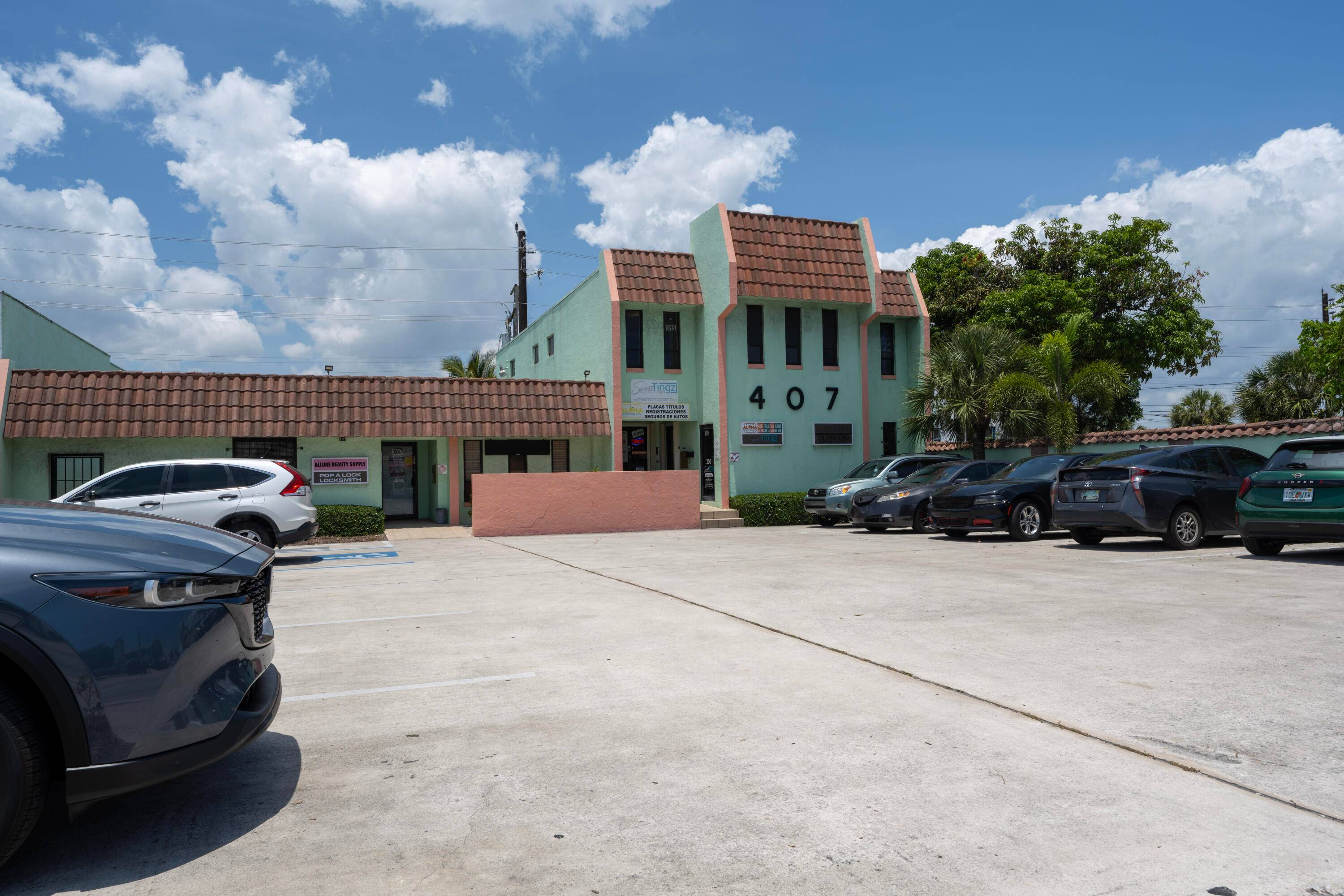 Discover the perfect space for your business with this well maintained 500 sq ft office retail suite, available for immediate lease.