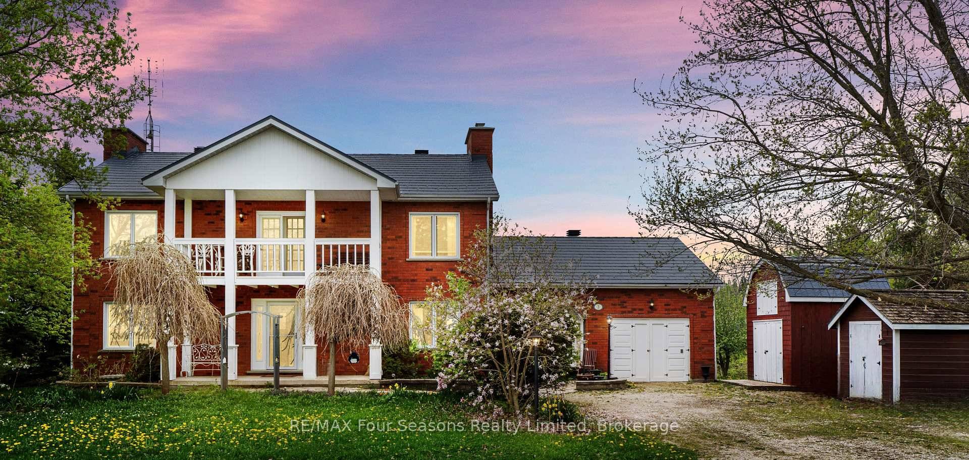 This elegant, 2 Storey home in Duntroon, has been lovingly maintained by its owners and it shows !