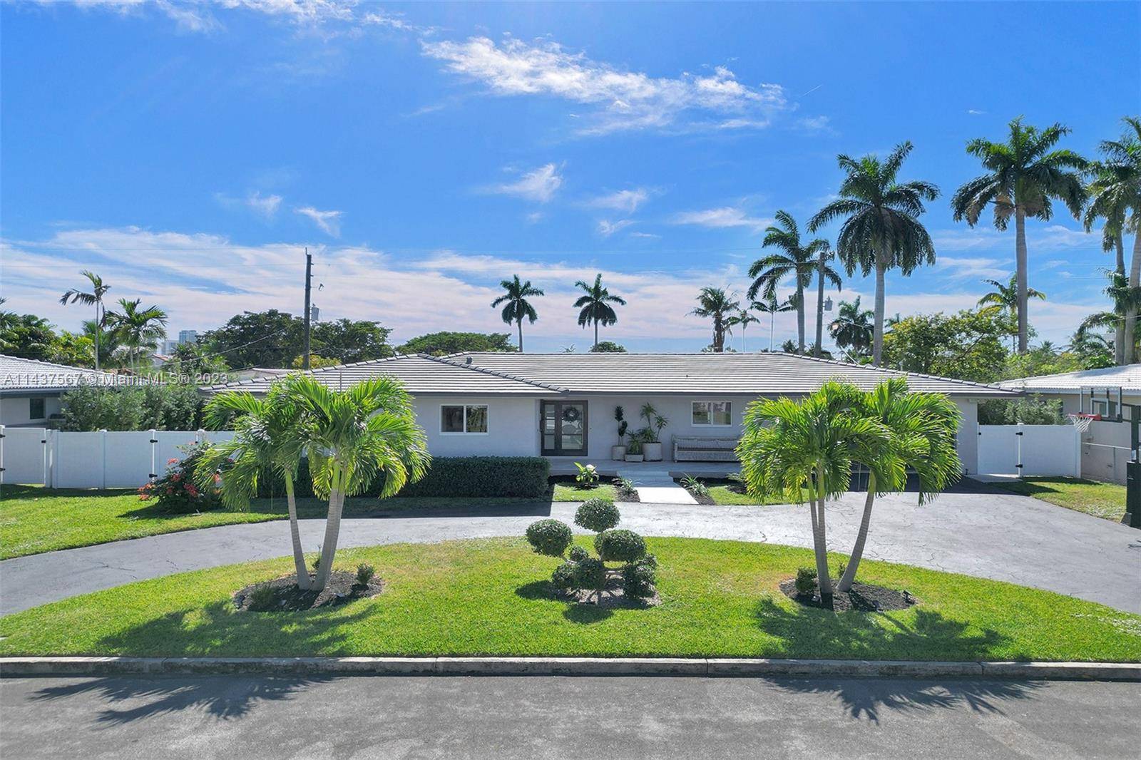 WELCOME TO THE STUNNINGLY REMODELED HOLLYWOOD LAKES HOME !