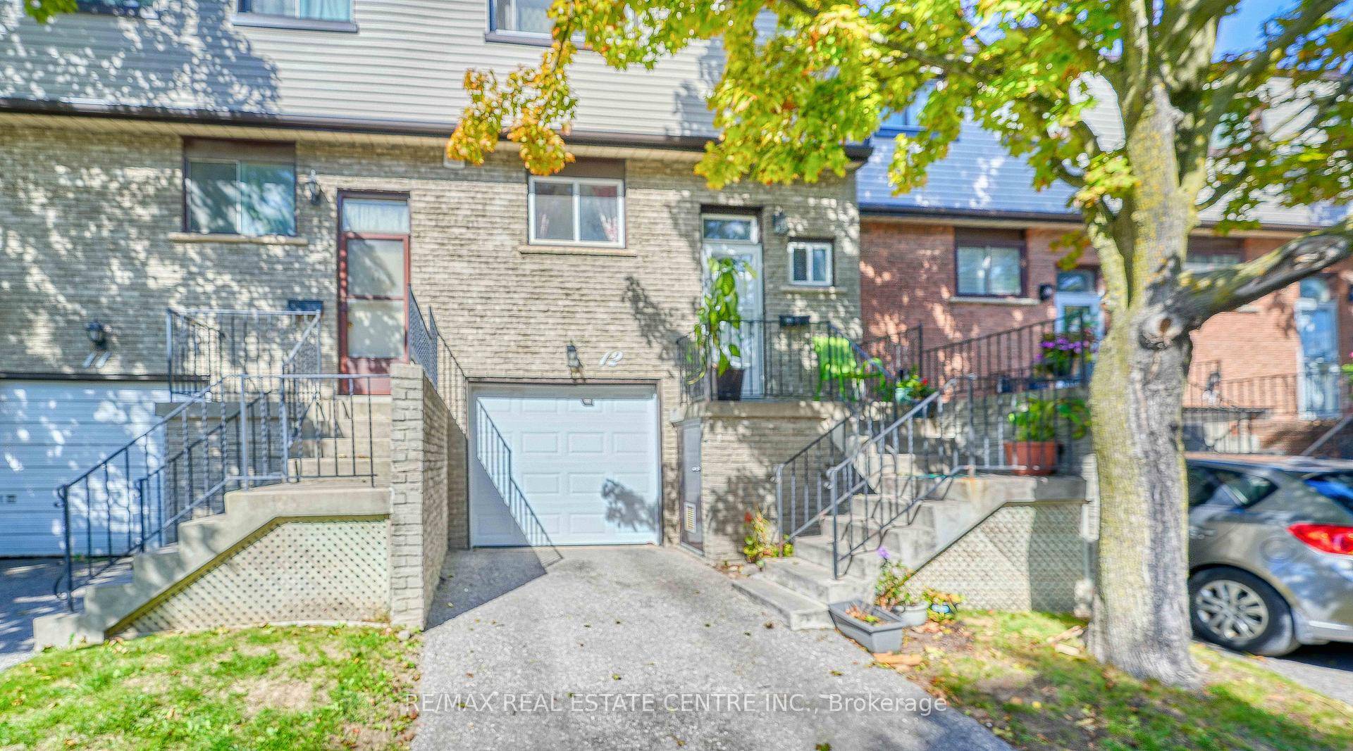 Welcome to this bright, spacious townhome in one of Pickerings most sought after neighborhoods.