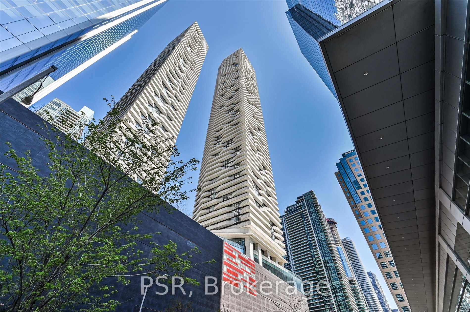Luxury Harbour Plaza 1 Bedroom Condo With Breathtaking South Facing Lake amp ; City Views !