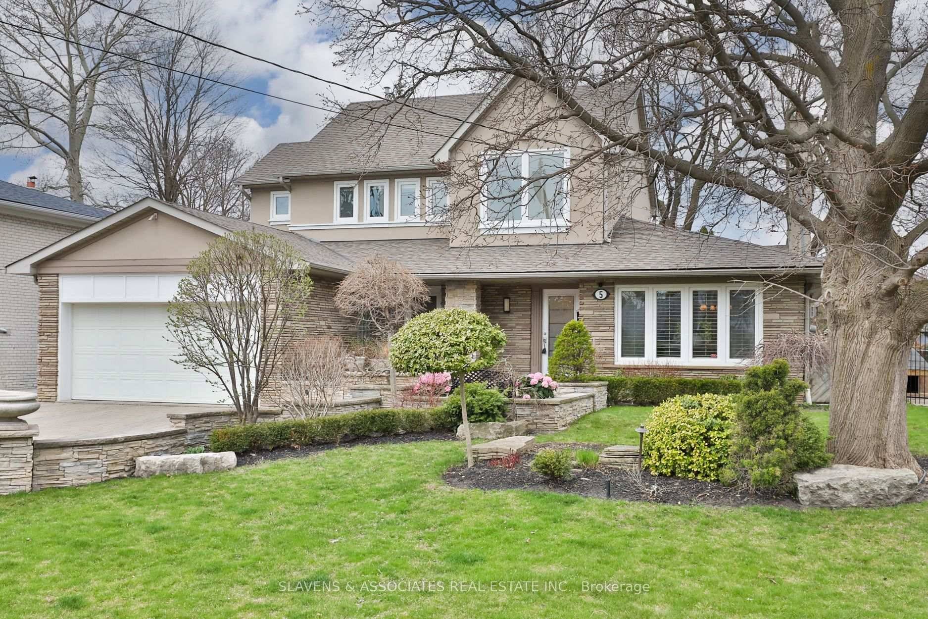 Welcome to 5 Heathview Ave, a stunning home that seamlessly blends timeless elegance with modern sophistication in the highly sought after Bayview Village neighbourhood.