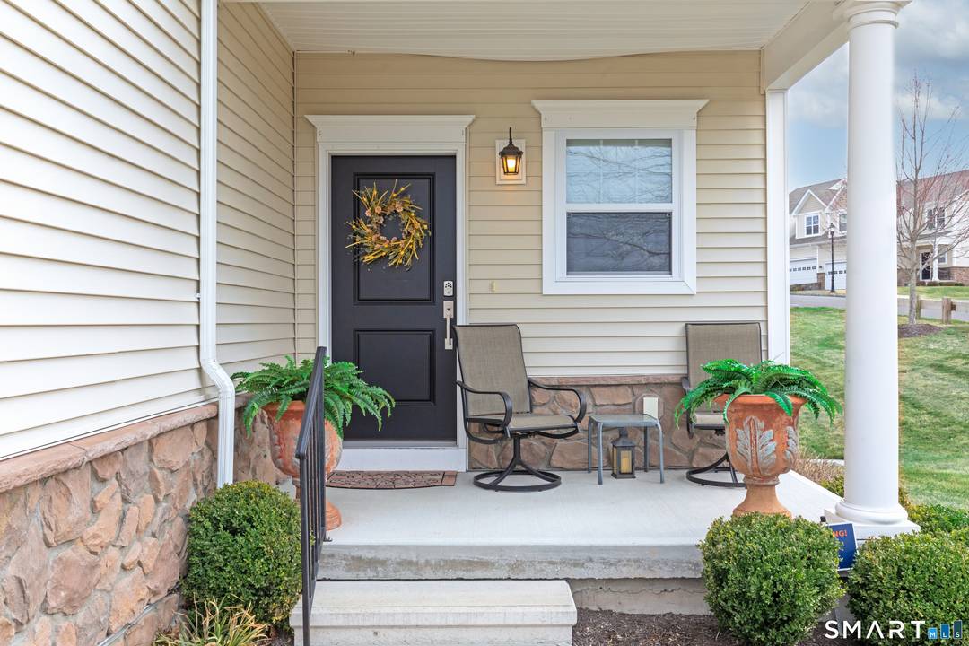 Welcome to this beautifully maintained Portman Elite model in the highly desirable Ridgewood of Middlebury community.