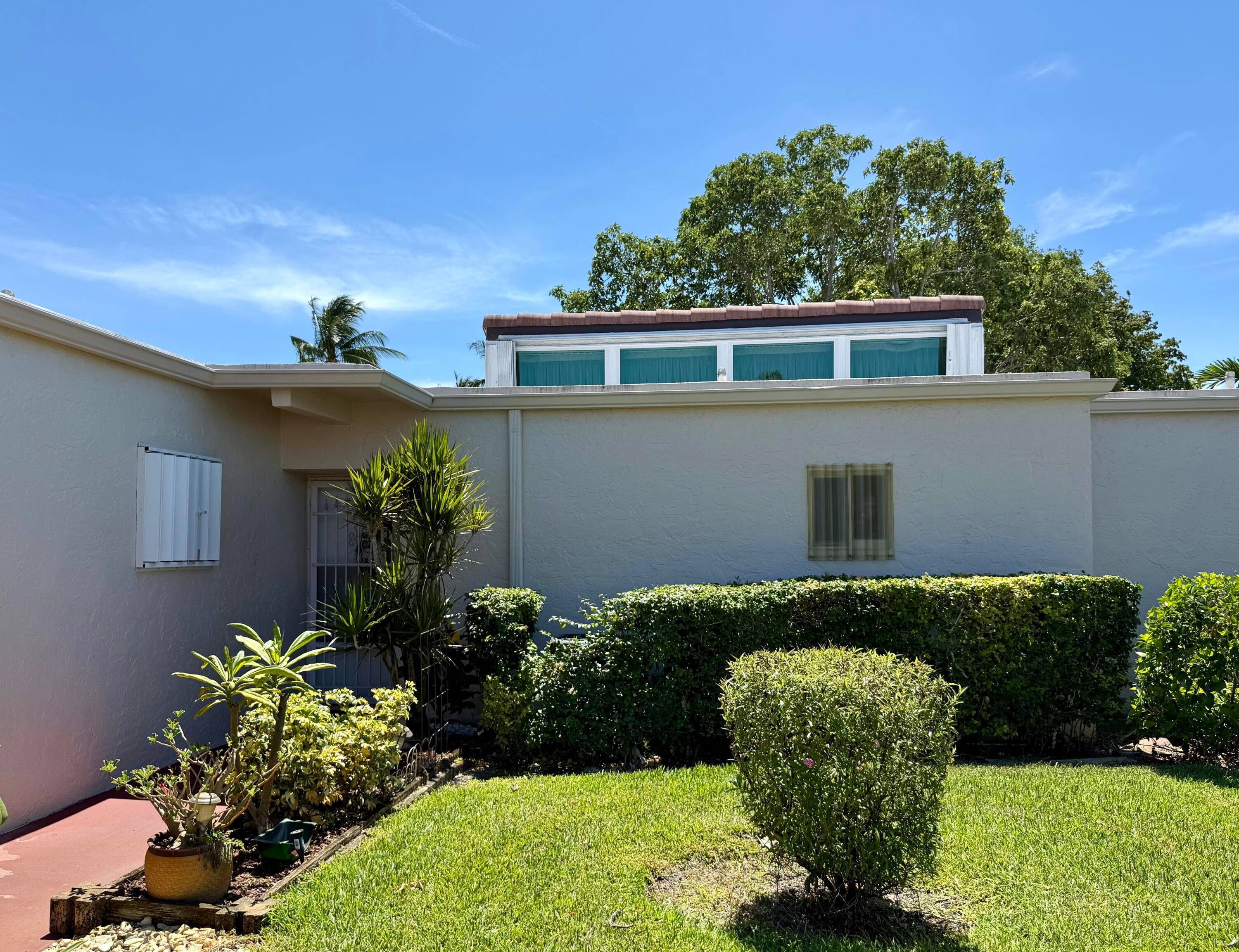 Opportunity awaits in the desirable 55 community of Boundbrook in West Palm Beach.
