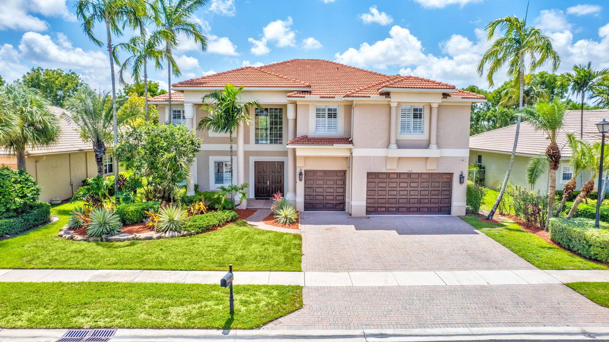 Luxurious living could be yours in this magnificent 6 bed, 4 bath residence in the Isles at Wellington !