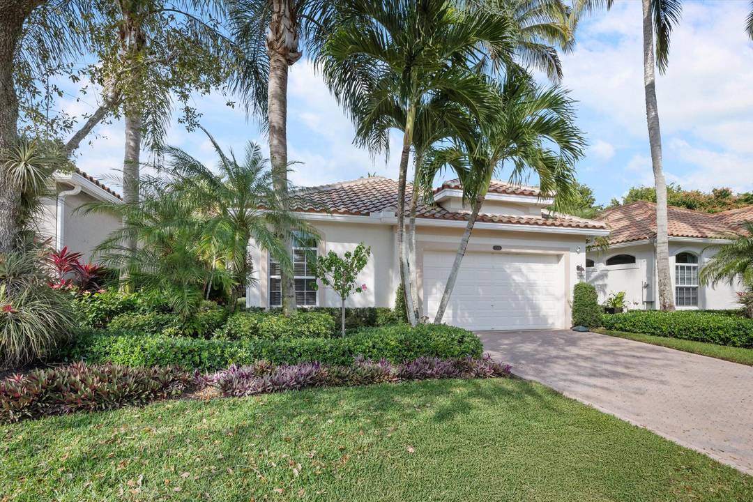 Beautifully appointed S F home located in Chukker Cove in Palm Beach Polo and CC.