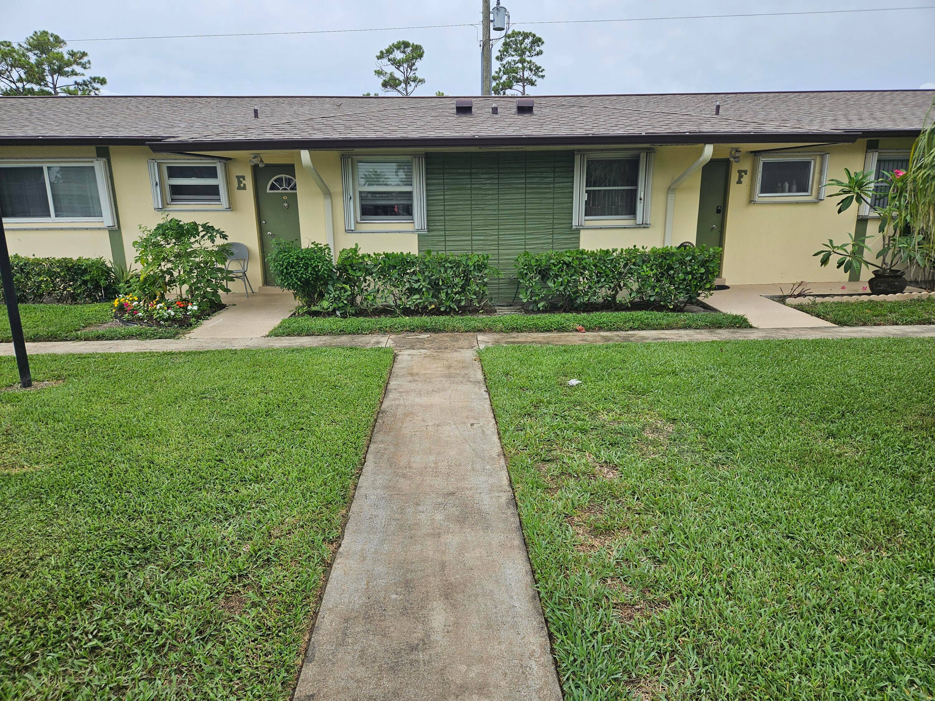 Well kept 2 Bedrooms, 2 full baths In Cresthaven Villas one of the great 55 community of Crosley west.