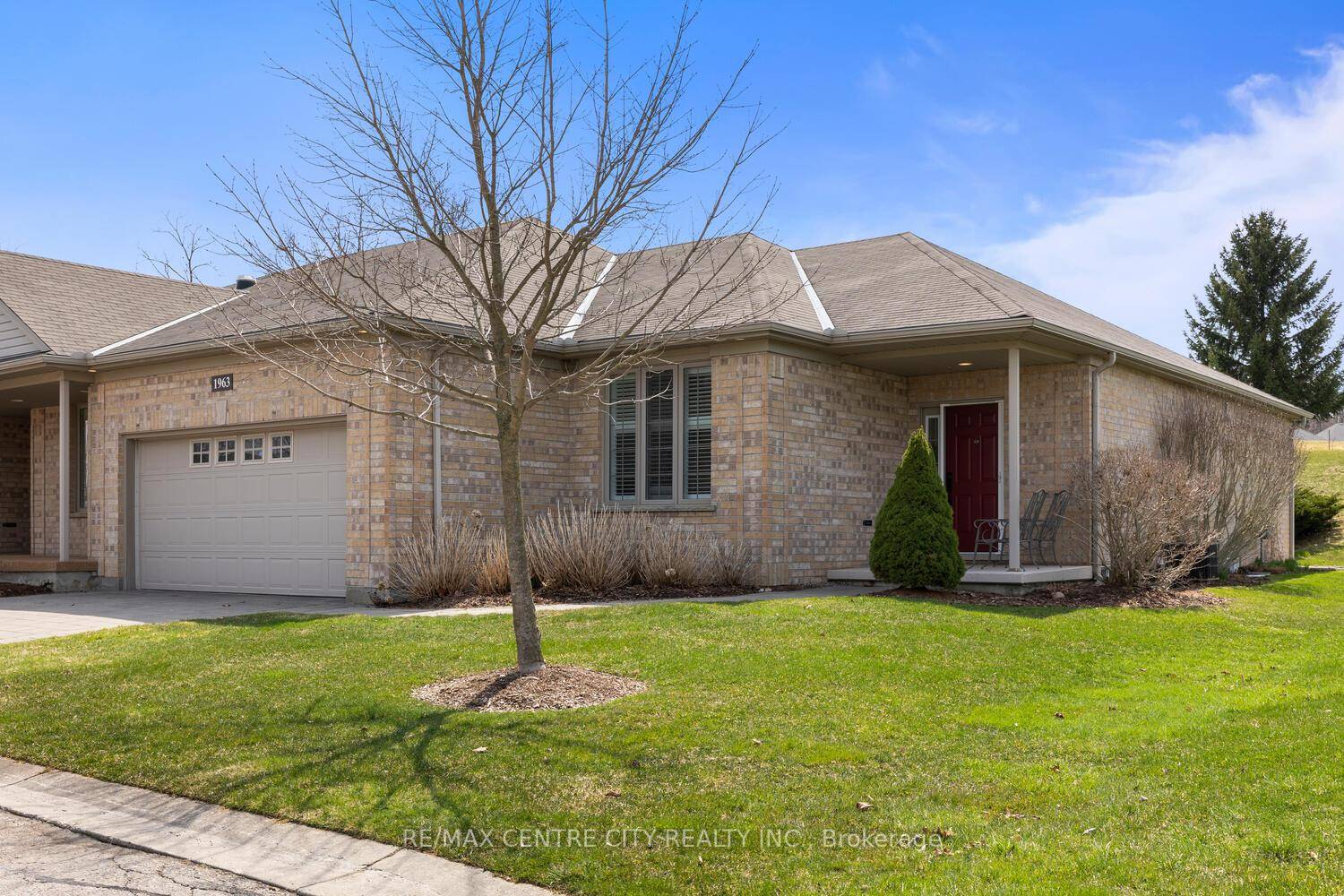 Priced to sell ! One floor end unit Villa in Riverbend Golf Community, London's premiere 50 gated community.