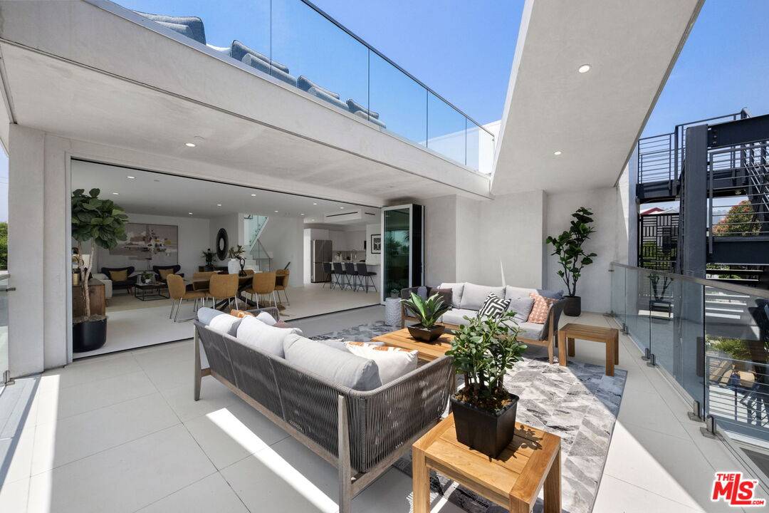 621  N Kings Rd 2BR Beverly Grove La