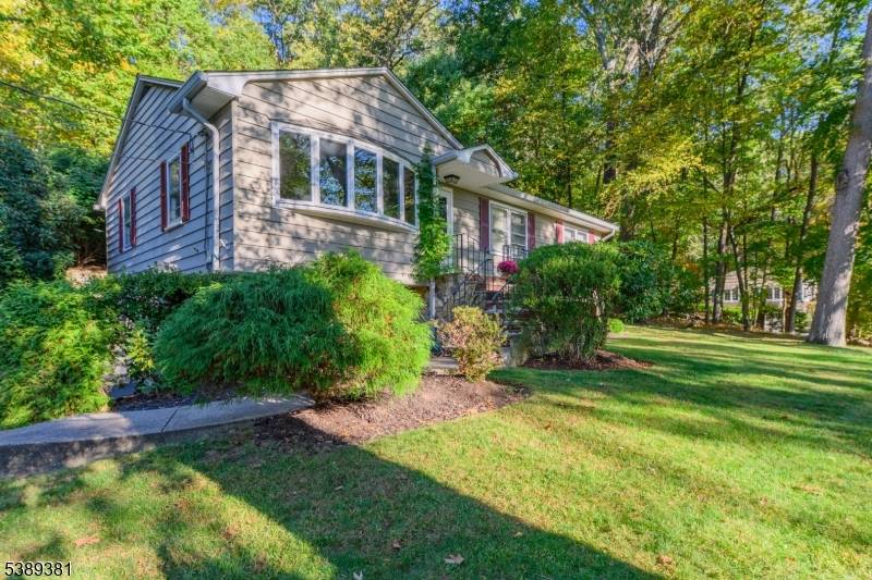 Don't miss your chance to own this classic ranch in a private setting to enjoy nature at its best !