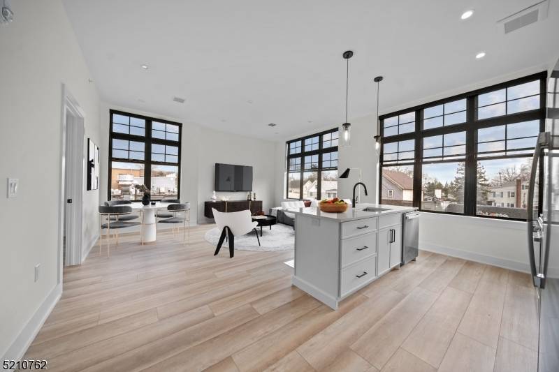 NEW CONSTRUCTION LUXURY BUILDING !