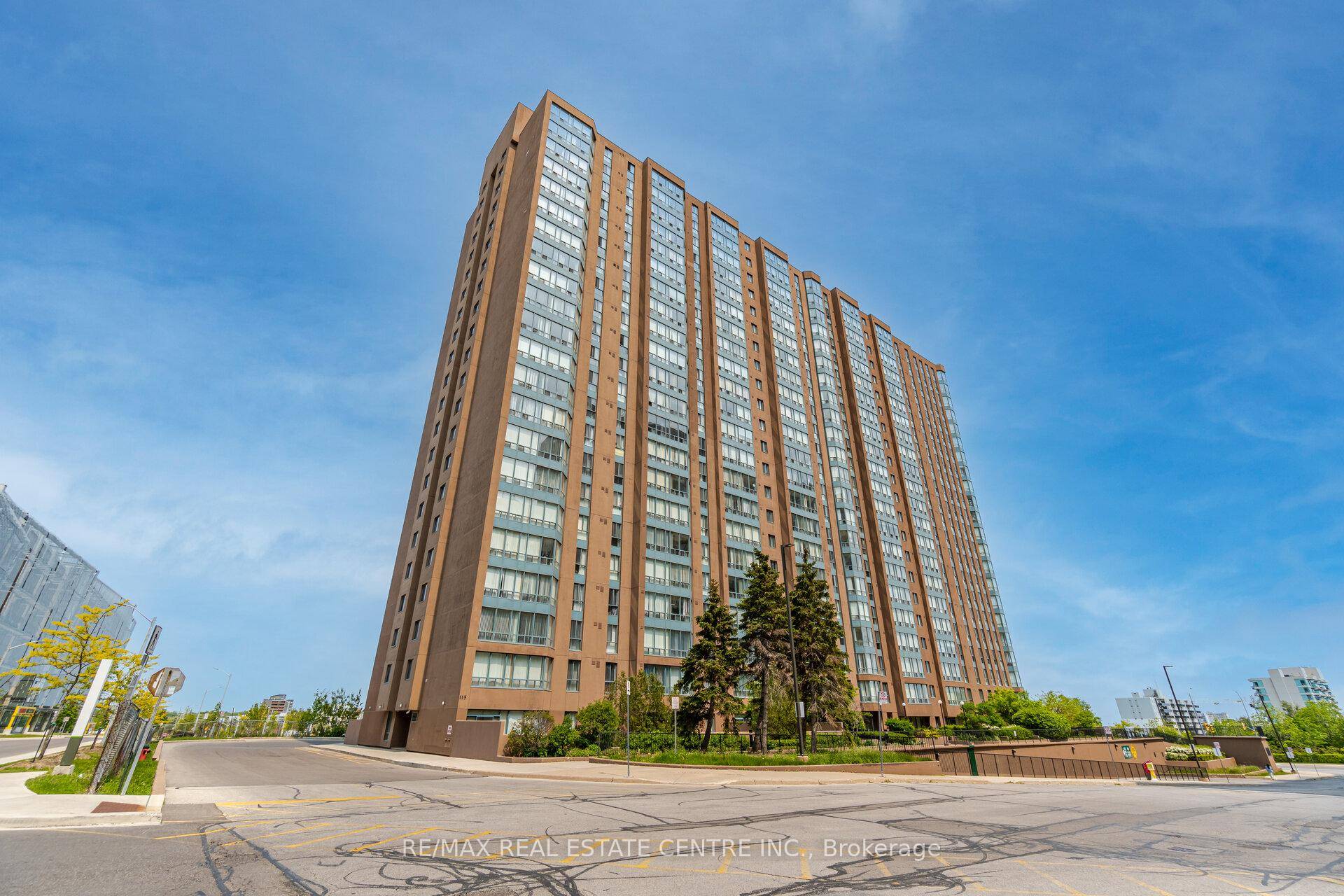 Bright amp ; Spacious CORNER Unit in the Heart of Mississauga Featuring 2 large bedrooms, 2 bathrooms in most desirable very well managed building of 115 Hillcrest.