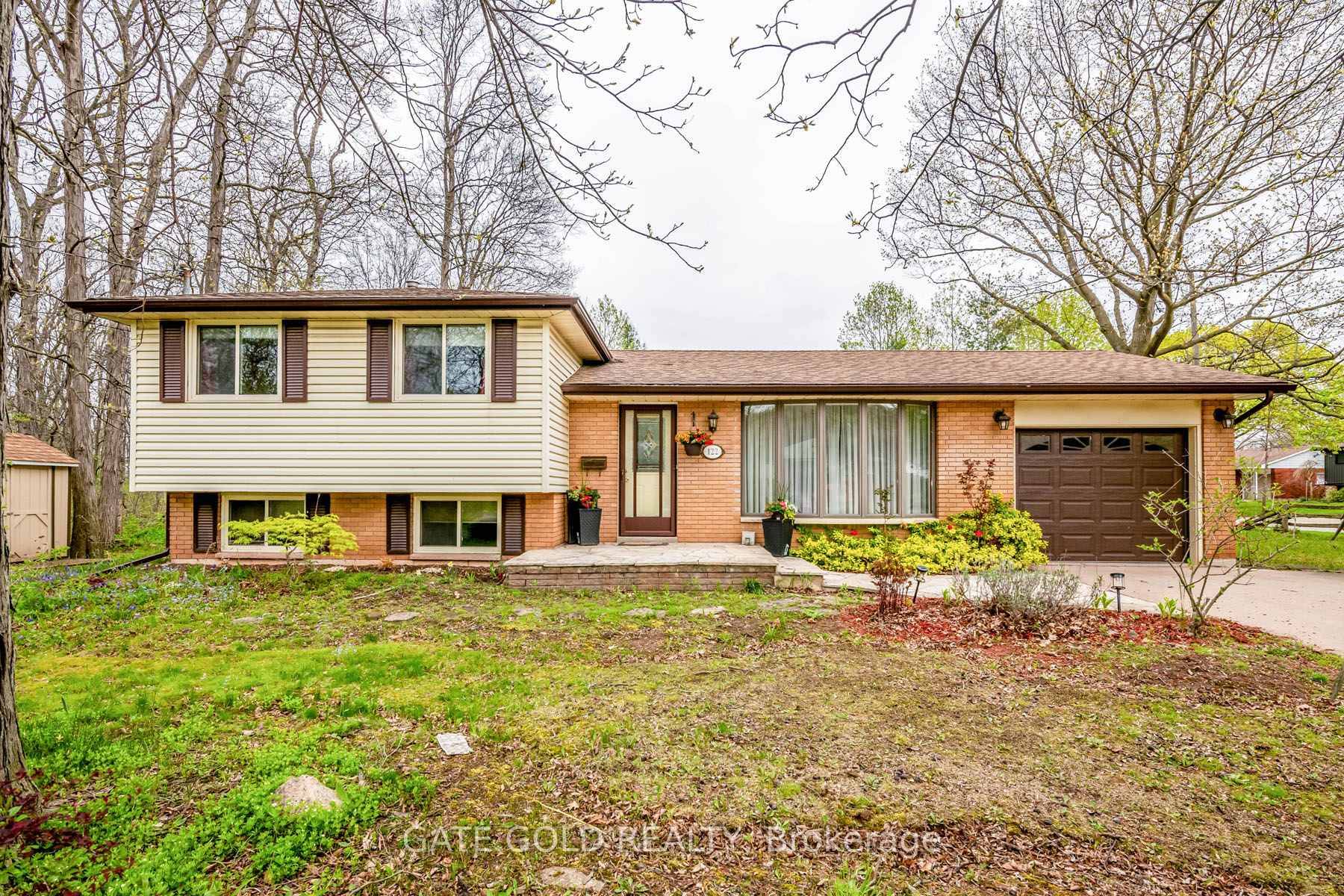 FOR SALE is a Bright, freshly painted and welcoming 3 Bed 2 Bath Side split in a Peaceful and fabulous location, a perfect family home at end of Cul de ...