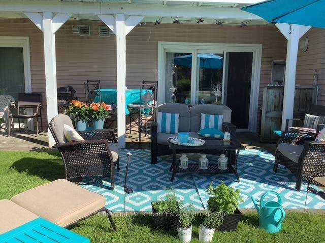 No Stairs ! PRIVATE DRIVEWAY, everything is on the main level, and located in the heart of great times and countless outdoor adventures.