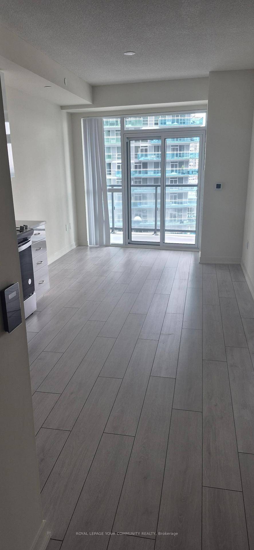 A World Class Luxury Condo WATER'S EDGE Situated In A Sensational, Dramatic amp ; Magnificent Surrounding In A Prime Location.