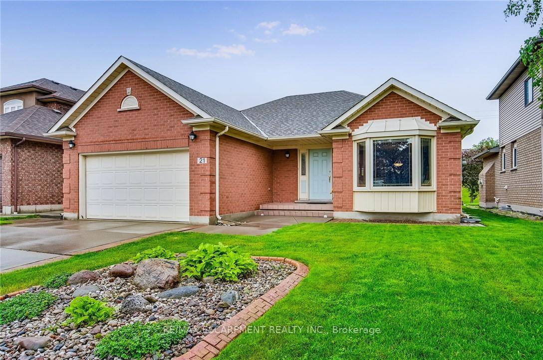 Welcome to the perfect little bungalow you've been waiting for, nestled in the highly sought after Beach Community Fifty Point area of Stoney Creek.
