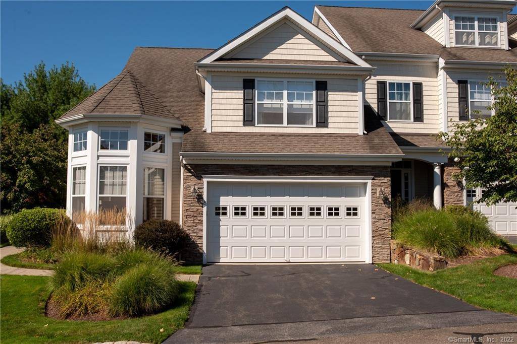 This beautiful, light filled end unit in Ridgewood of Middlebury is available for lease immediately !