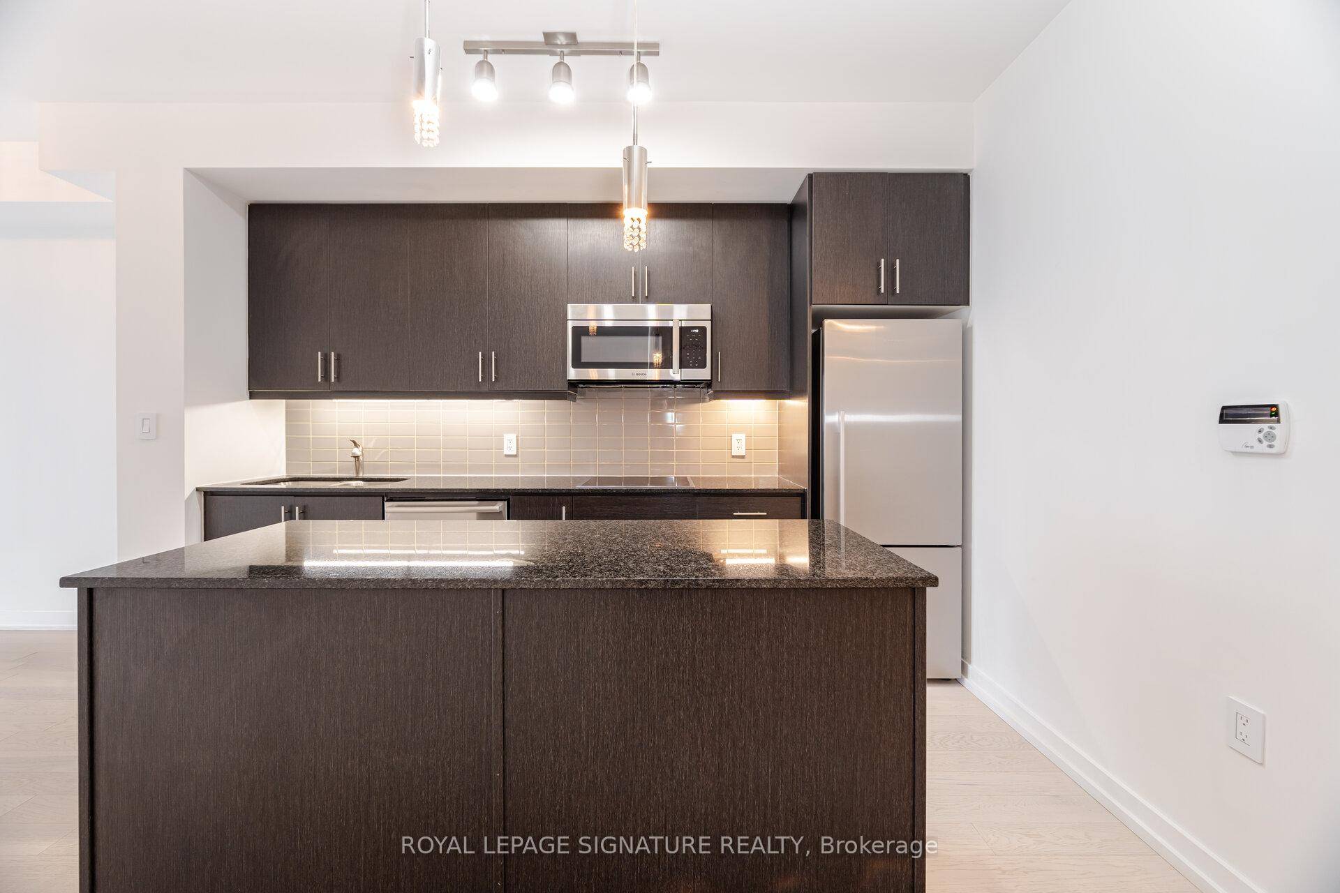 Welcome Home To This Beautiful 1 1 Suite in Backstage on the Esplanade.