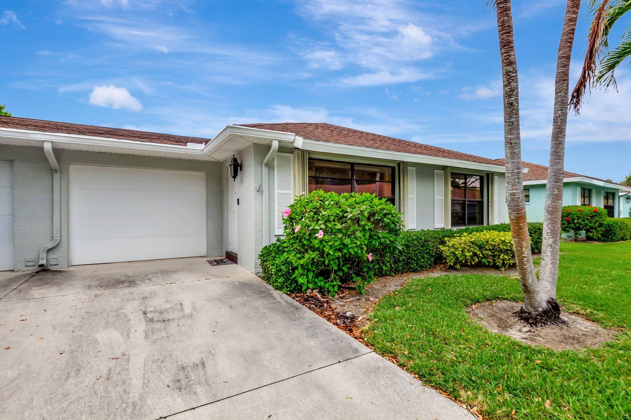 Discover the charm of this spacious 2 bedroom, 2 bathroom villa in the heart of Boynton Beach !