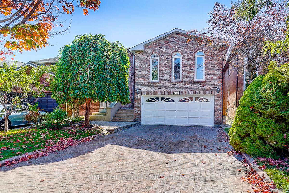 Stunning 4 2 Bedroom Home Located in the Prime Thornhill Neighbourhood !