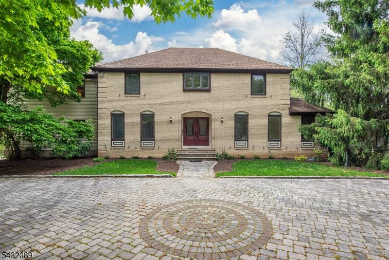 Set on a 0. 81 acres, this beautifully landscaped Colonial is set in one of Livingston's most established neighborhoods.