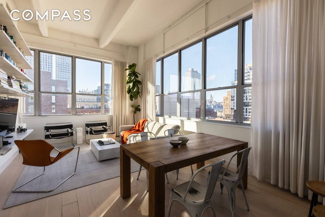 Residence J at 338 Berry is a bright and beautifully proportioned corner loft, benefiting from triple exposures to the North, West, and South.