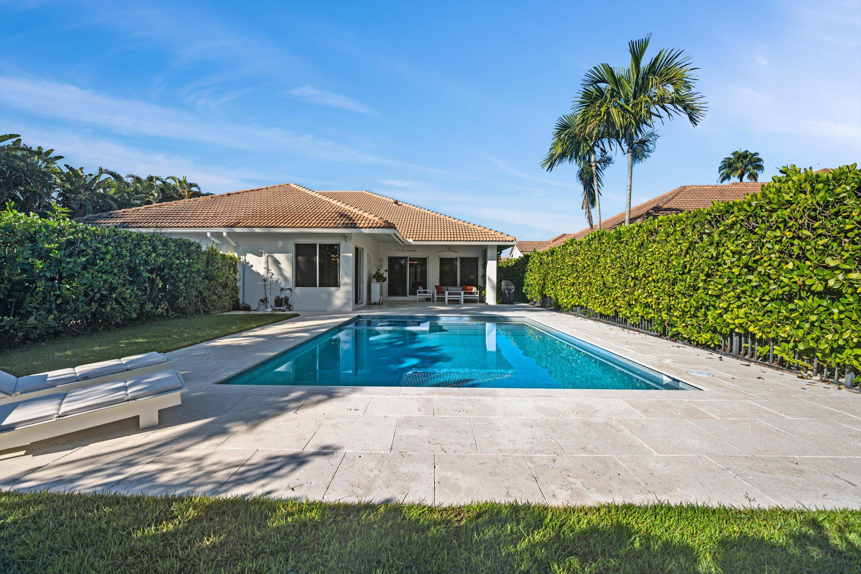 A house with modern finishes and amazing vintage decor combines sleek, contemporary design with unique character.