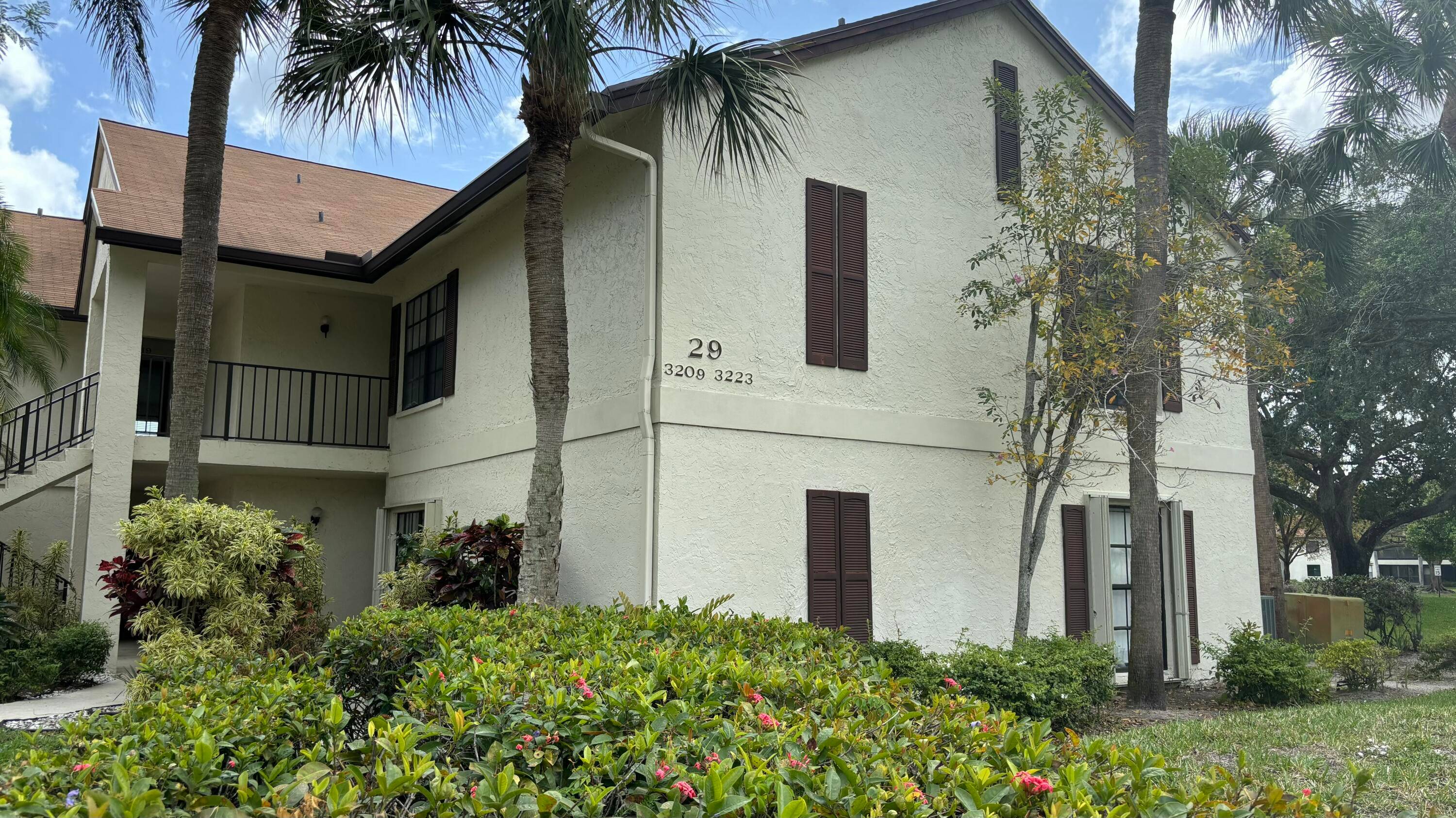 MOTIVATED SELLER... Great Tree house views, This unit has great light, living space, soaring ceilings, NICE SHADE PATIO.