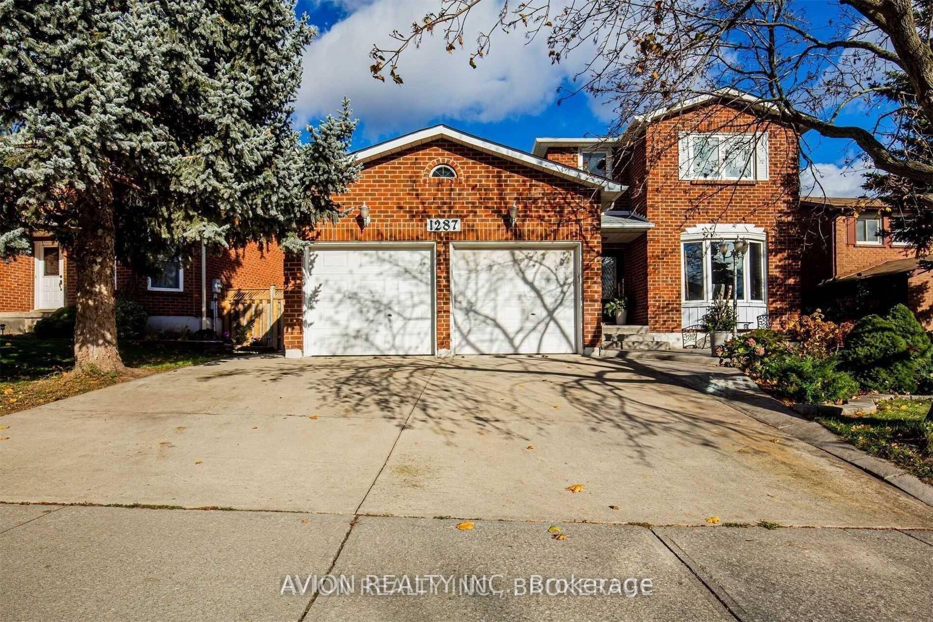 Bright And Spacious Executive Home In Desirable Clearview For Rent !