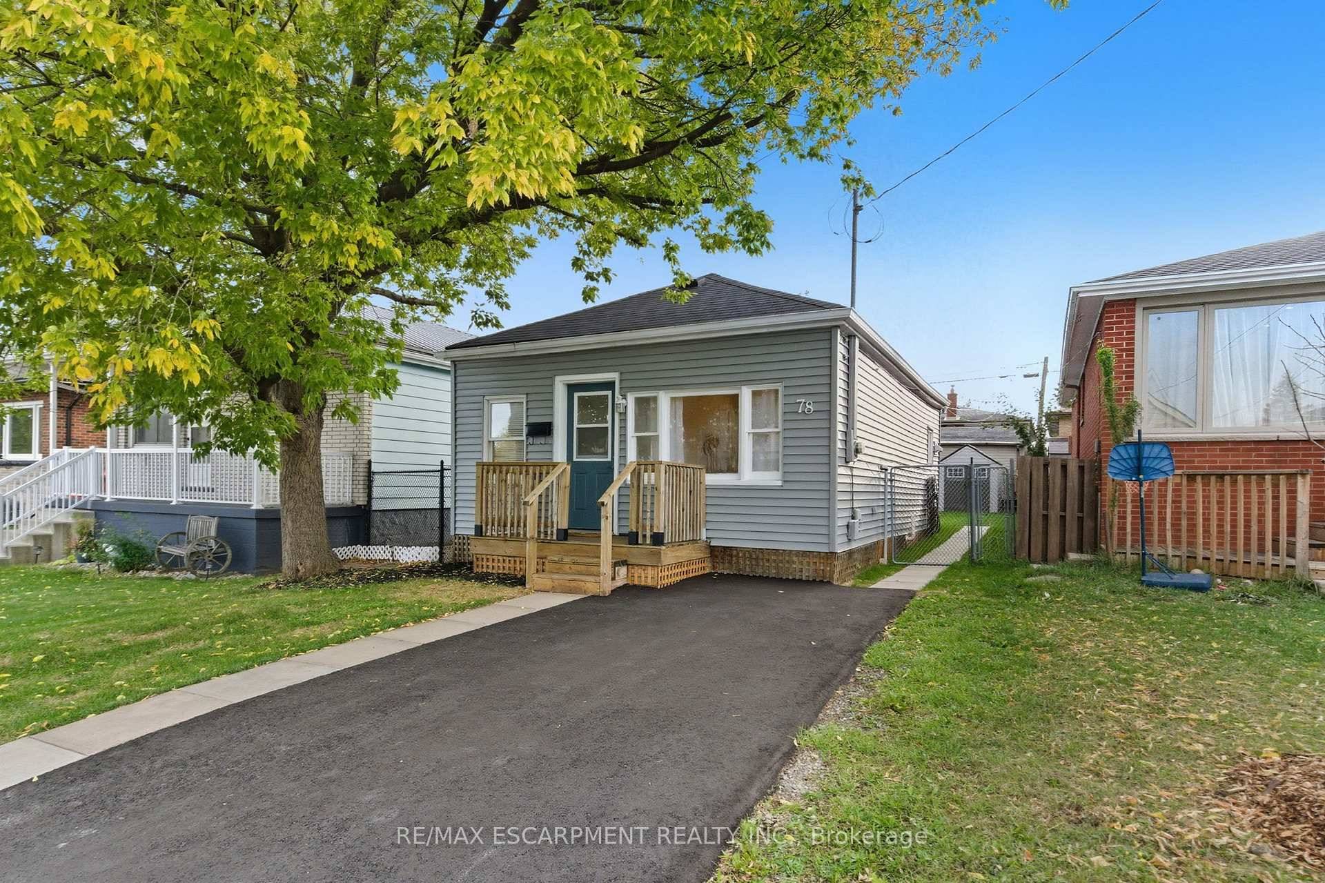 Beautifully renovated 2 bedroom detached home in a quiet residential neighbourhood available !