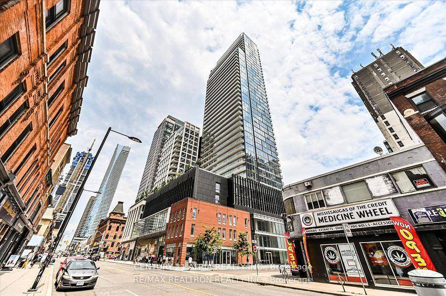 3 Year old Junior One Bedroom Suite In The Popular Gloucester On Yonge.