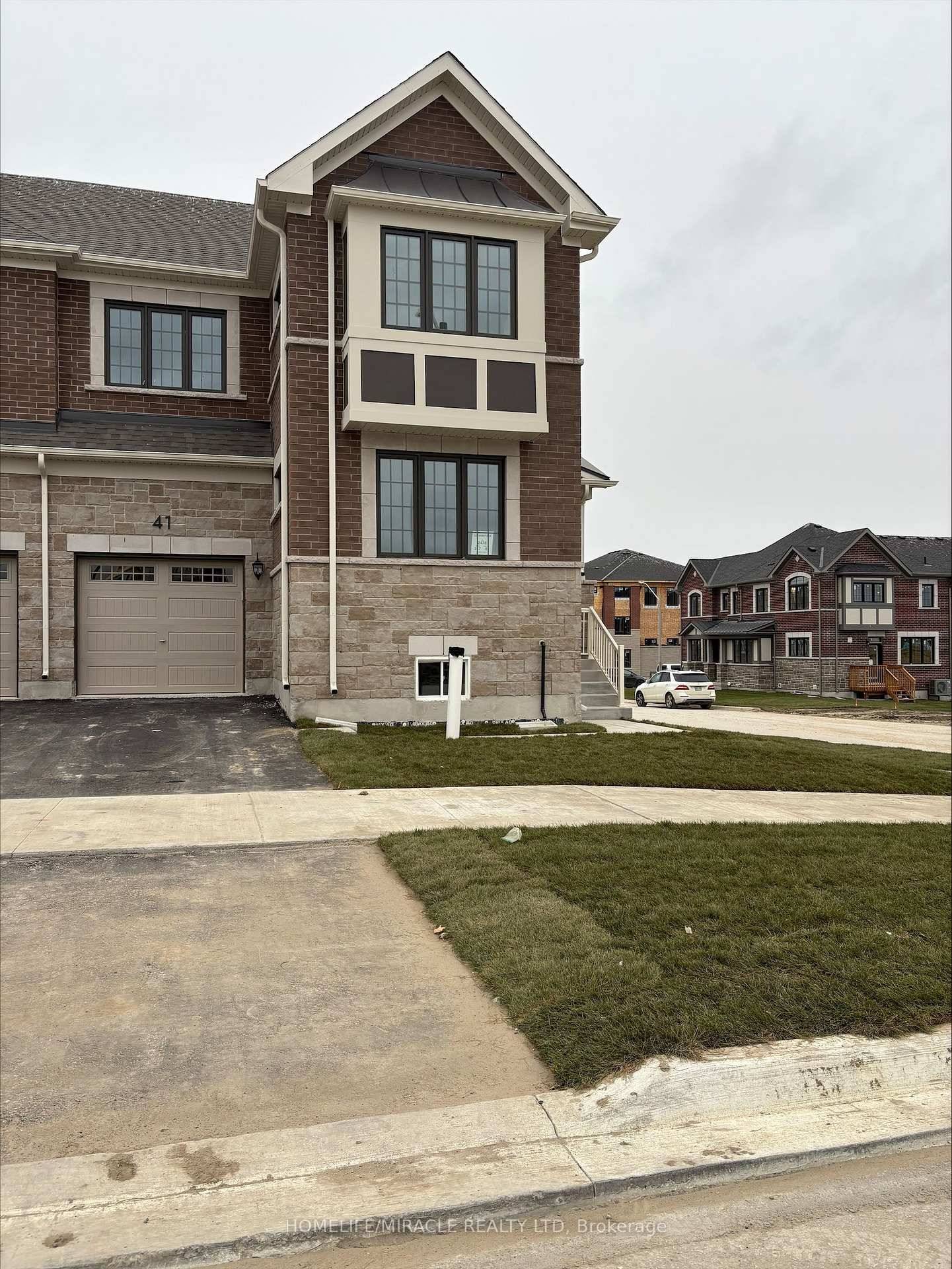 Welcome to the largest 4 Bedroom CORNER unit townhouse with HOME OFFICE on the Main Floor in this vibrant community, built by Mattamy Homes in one of South Barries most ...