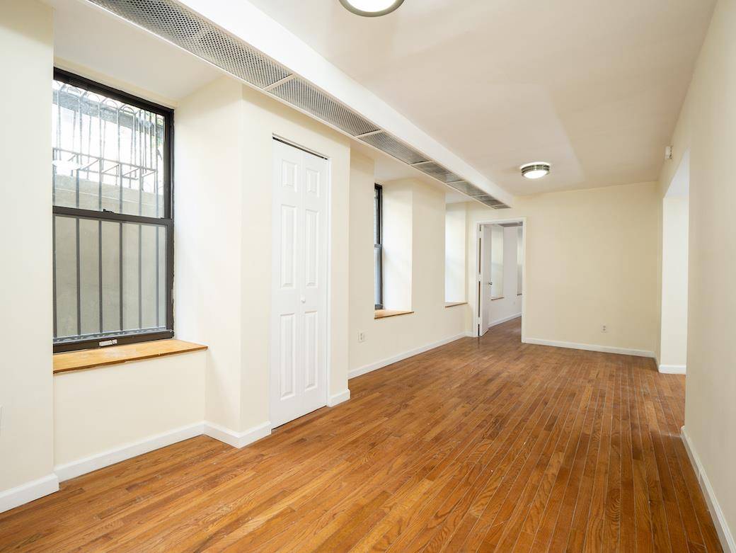 Well laid out 1 bedroom office with a 22 x 9.