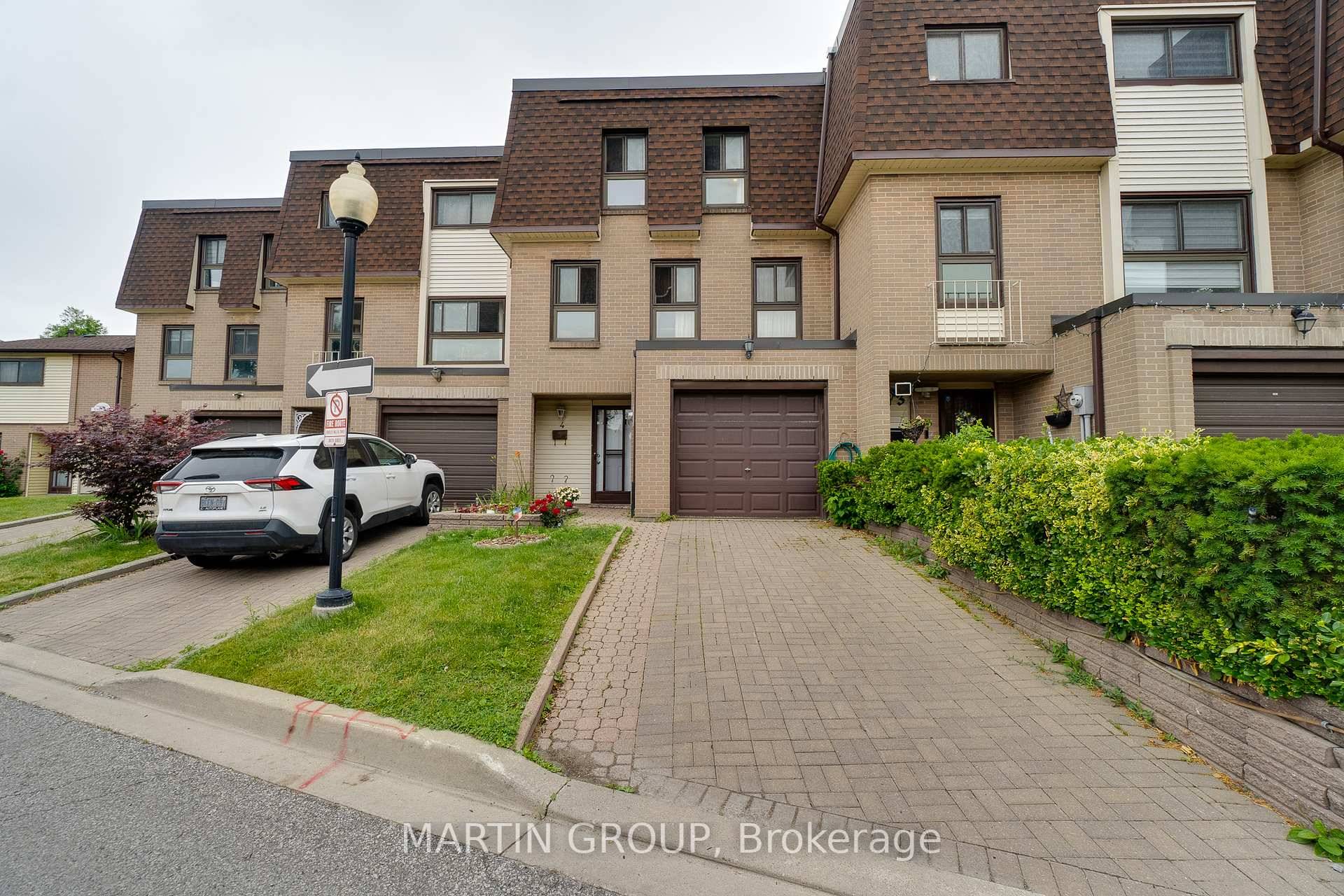 Centrally located 4 bedroom townhome backing onto Dearbourne Park.