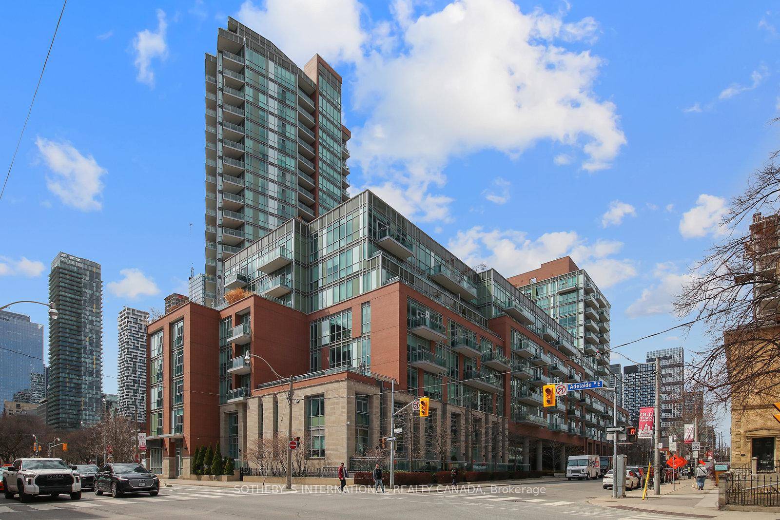 Welcome to The Vu, a boutique style residence in the heart of Toronto's vibrant St Lawrence Market district.