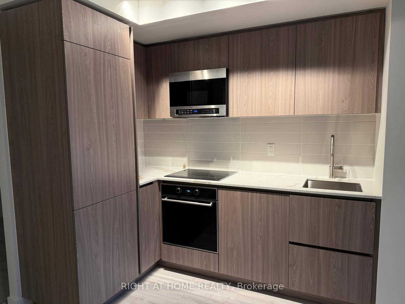 Newcomers Welcome Welcome to the Brand New, Never Lived In 1 Bedroom Condo at Yonge amp ; Eglinton.