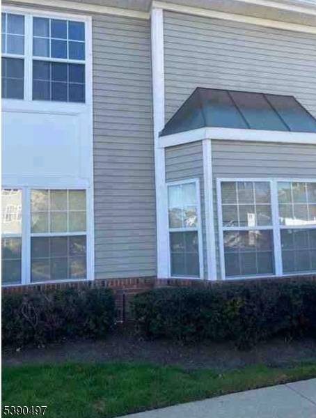 Don't miss this opportunity in the desirable La Mer community !