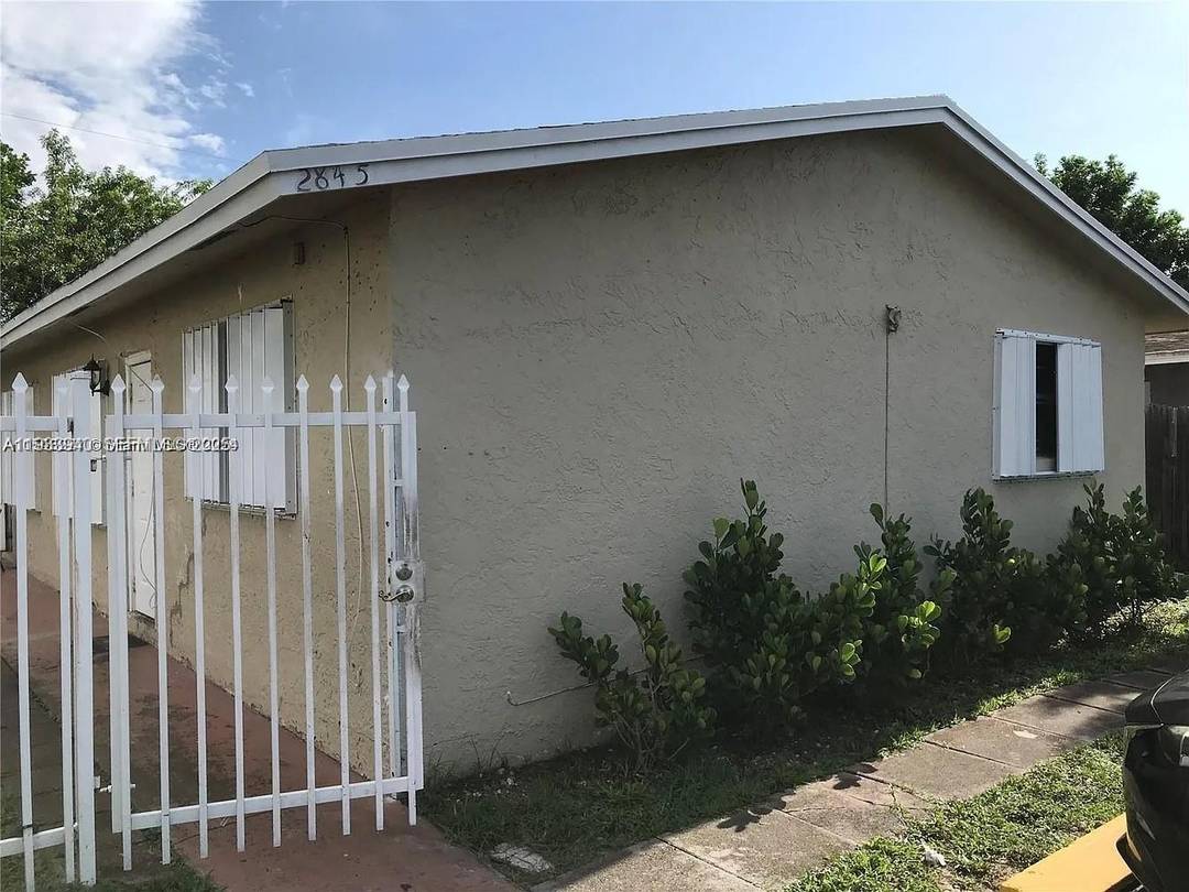 Well maintained duplex located in a high demand rental area, offering an excellent opportunity for investors or owner occupants.