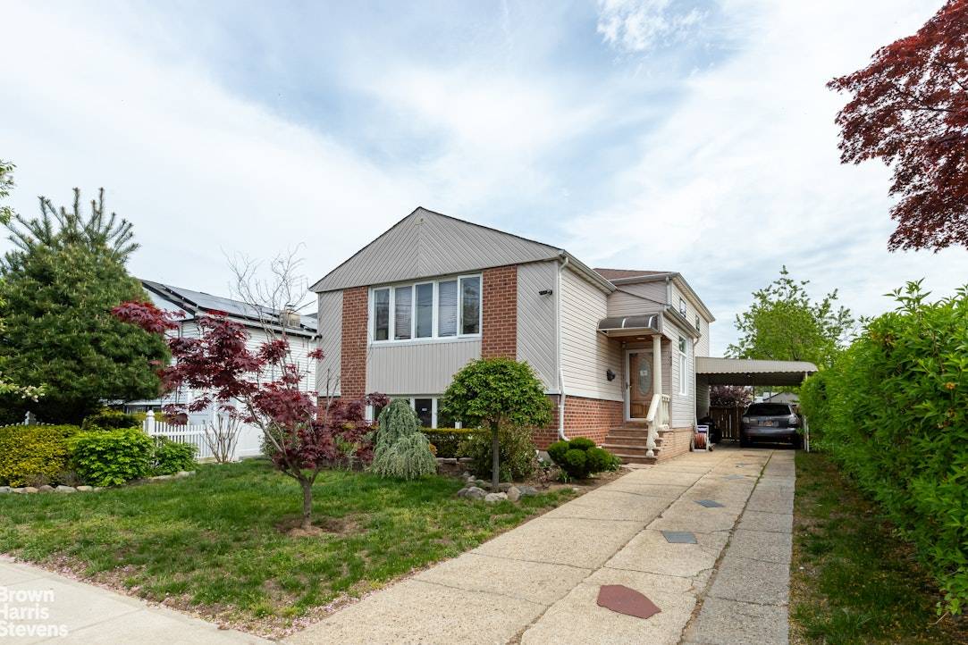 Introducing this exquisite two family Waxman split home, set on a generous 50 x 100 lot and featuring a spacious house size of 22 x 50.