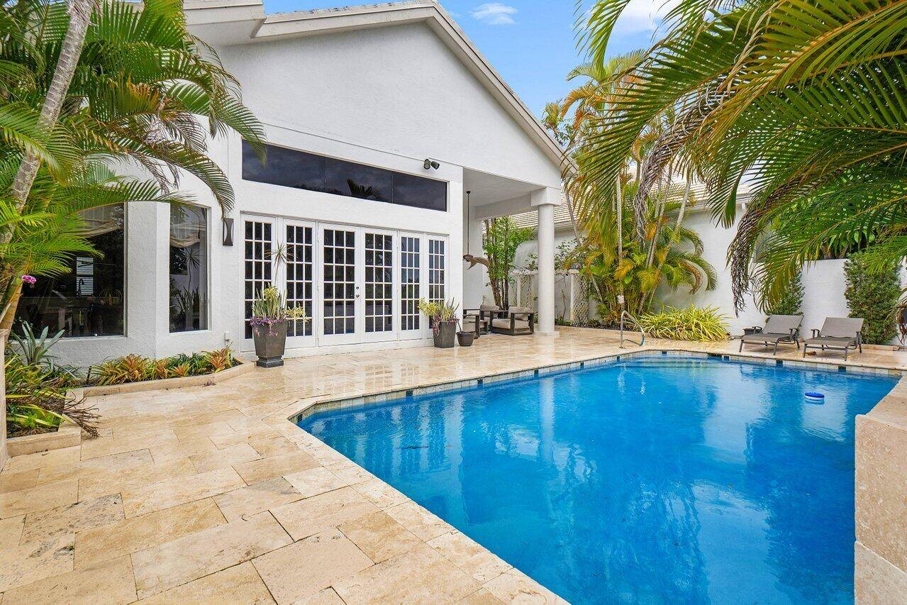 Step into this stunning home, where elegance and modern design seamlessly blend to create a warm and inviting atmosphere.