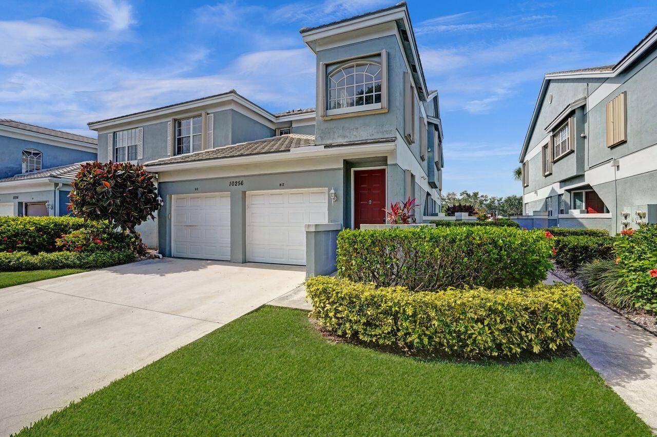 Spectacular golf course views from this spacious corner unit with 3 bedroom, 2 bathroom 1 car garage located on Wycliffe's championship golf course directly across from the Andover satellite pool.