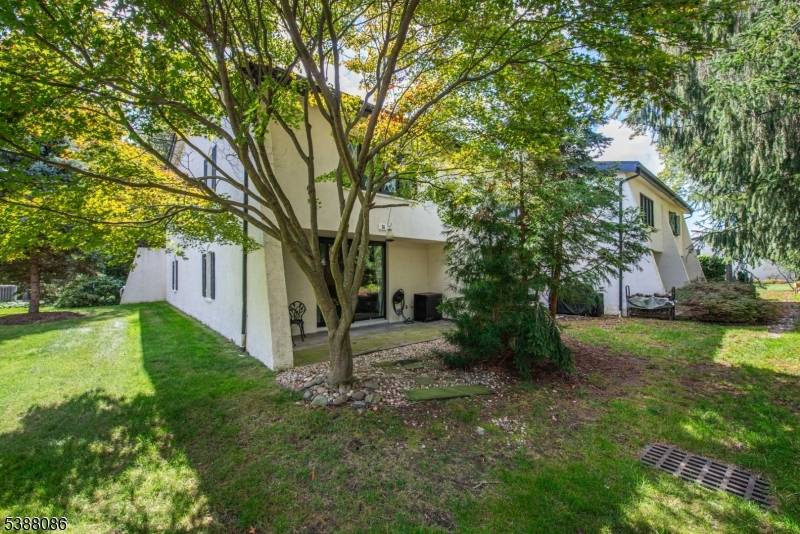 Ideal Floor Plan End Unit Location !